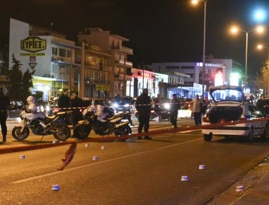 Αλλοδαποί σφάζονται στο κέντρο της Αθήνας: Του έκοψε το λαιμό στην πλατεία Βάθη (φωτό)